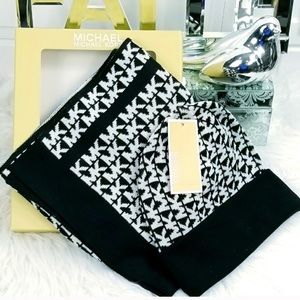 SOLD OUT Michael Kors MK Scarf & Hat Set